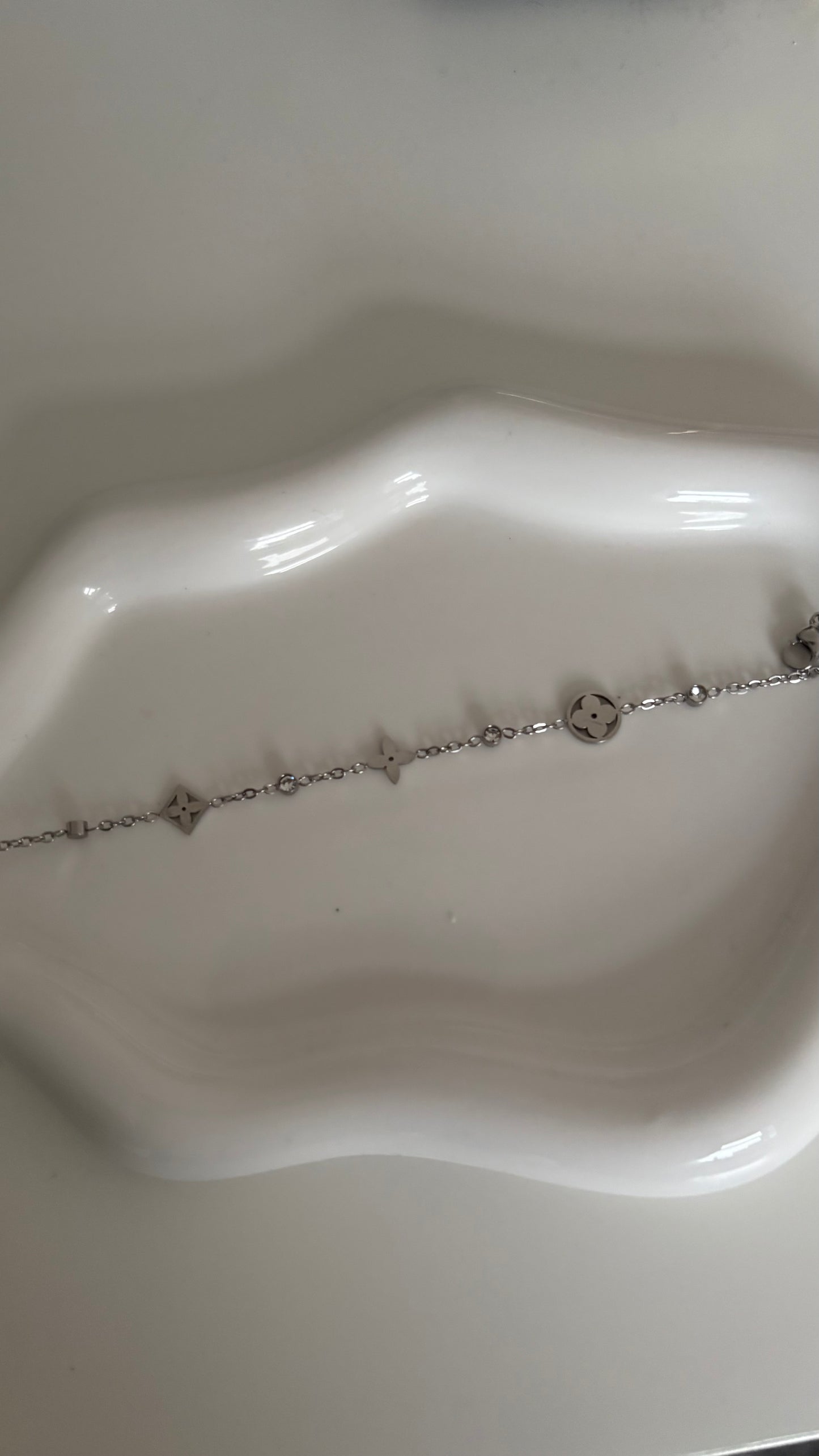 Silver flowers and jewels bracelet