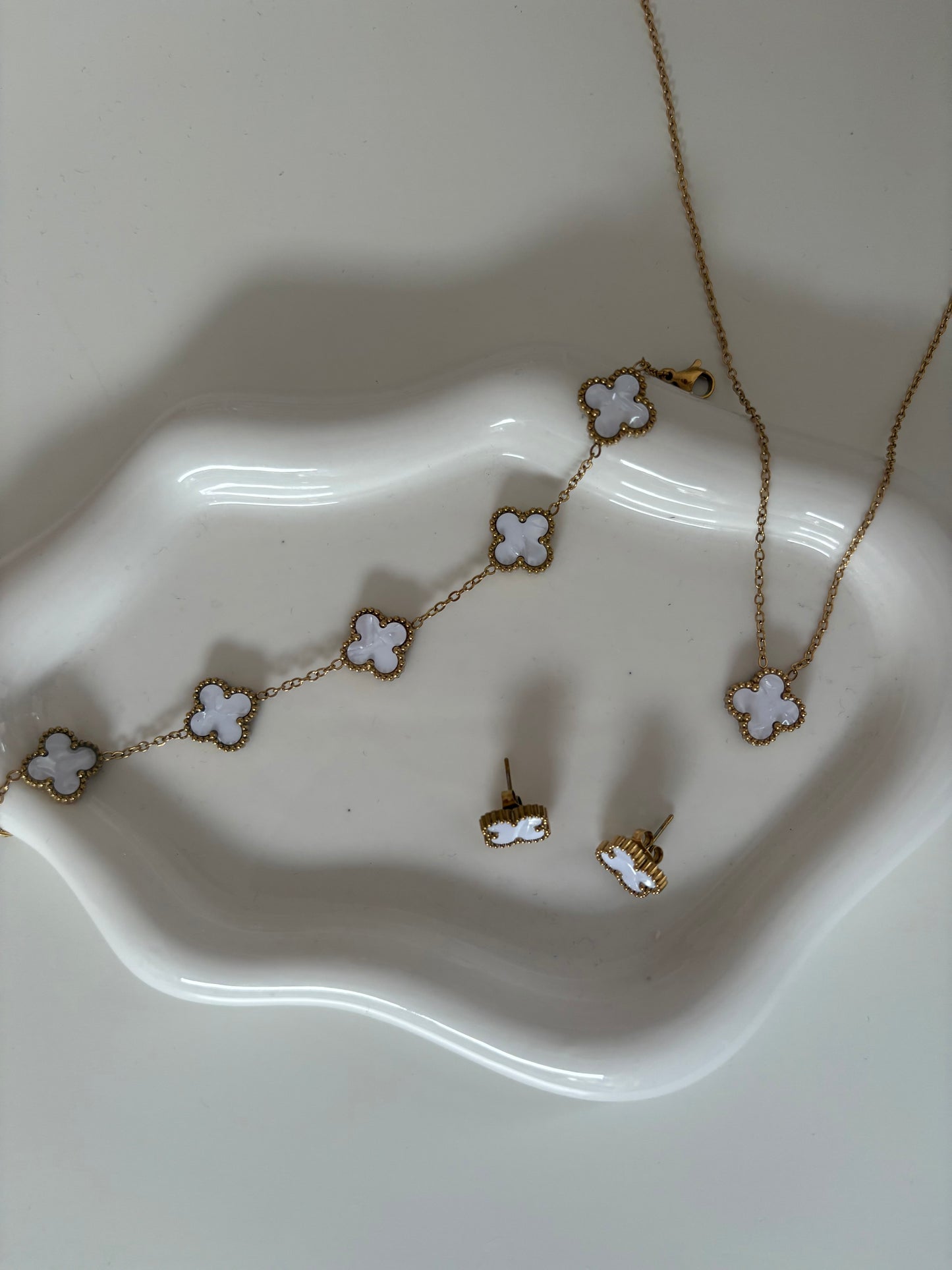 White and gold clover set