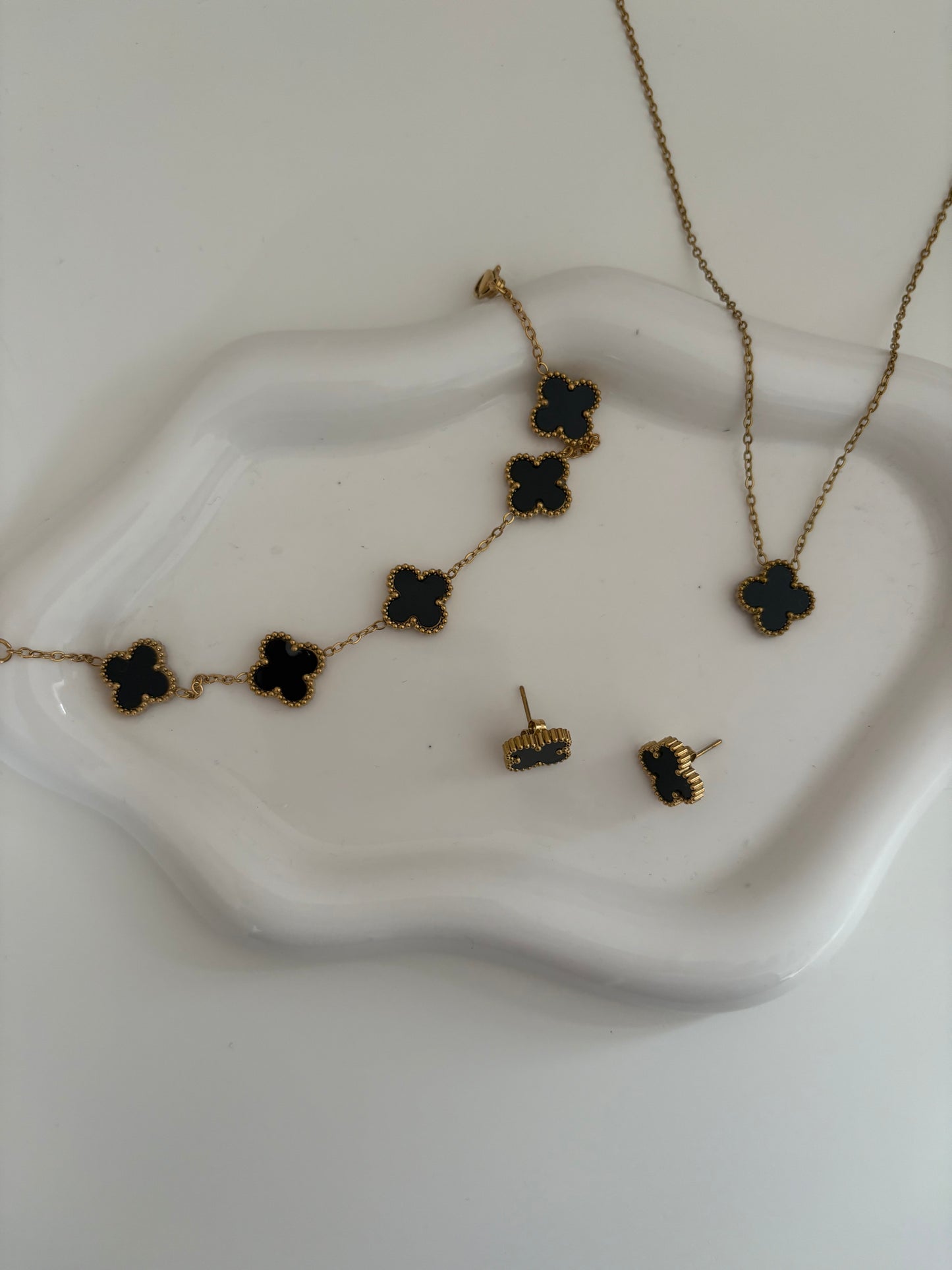 Black and gold clover set