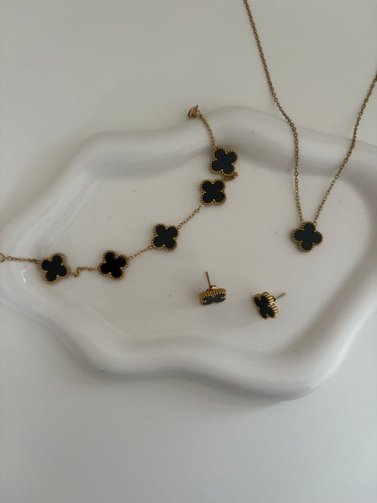 Black and gold clover set