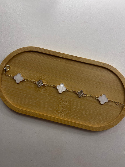 white clover bracelet (pre order)