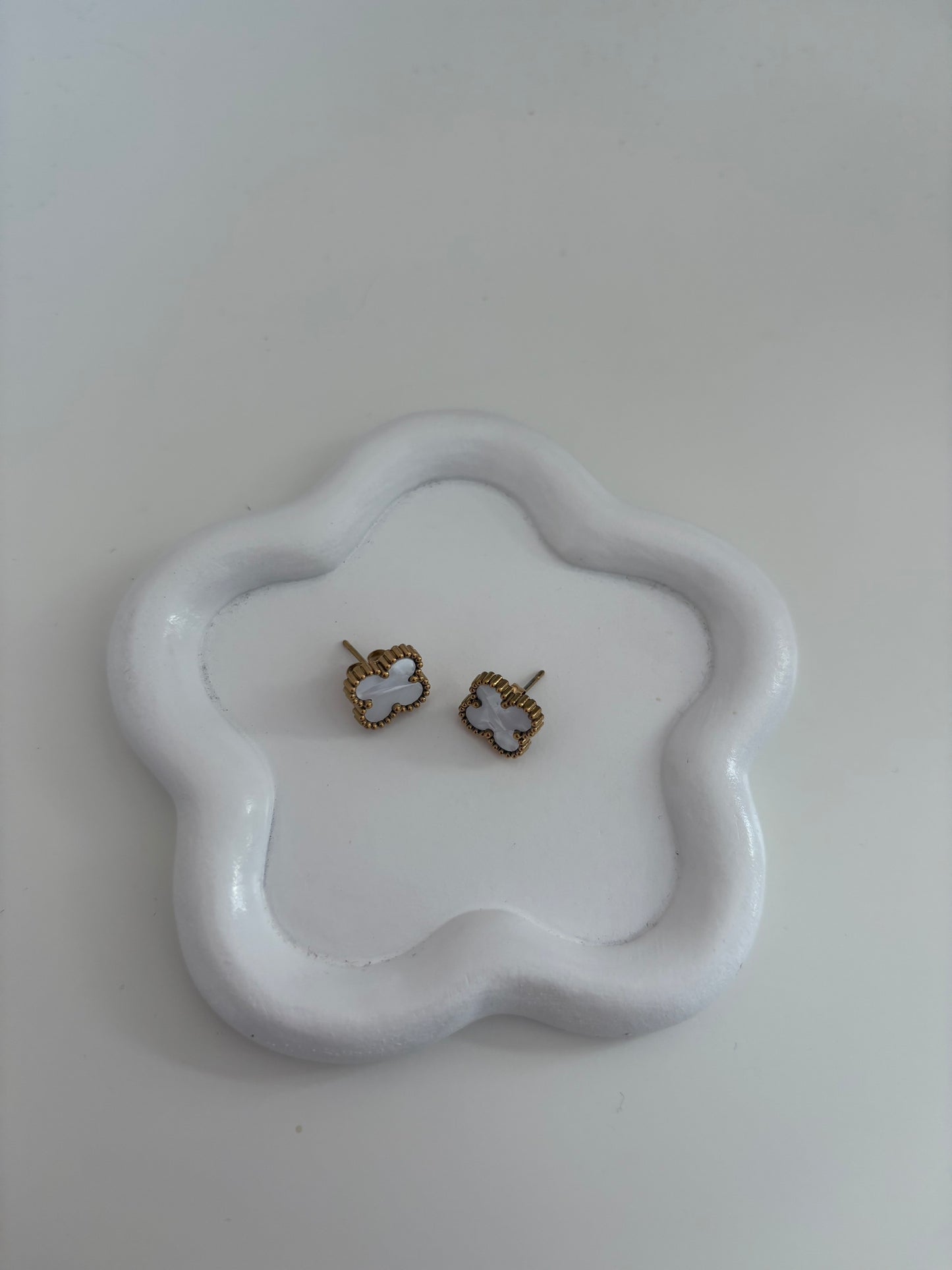 White and gold clover earrings